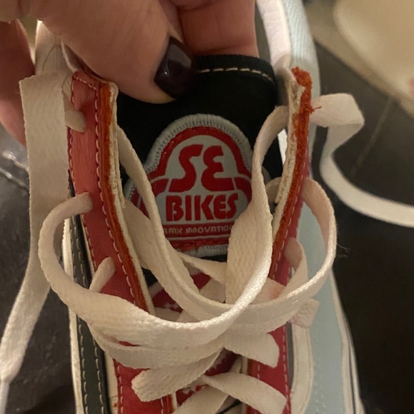 V Red, white, blue - Picture 5 of 7